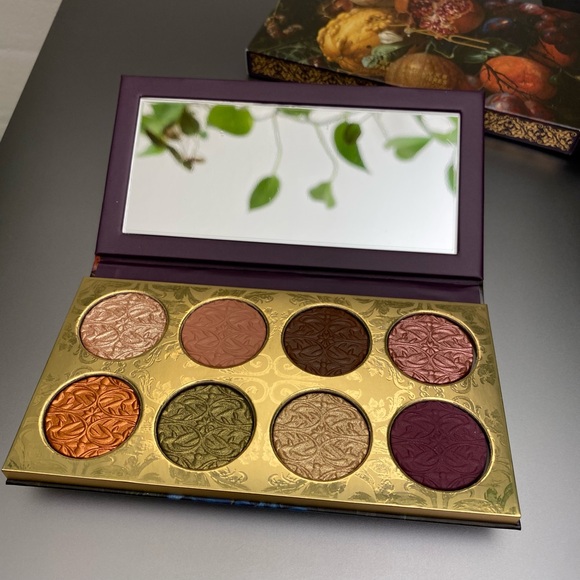 MAC Tempting Fate “Feast Your Eyes” Eyeshadow Palette - Picture 8 of 8